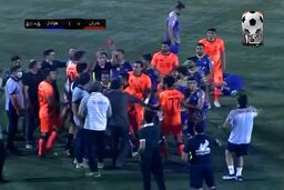 جنجال دیدار بادران و هوادار/ داور بازی نتوانست کنترل کند