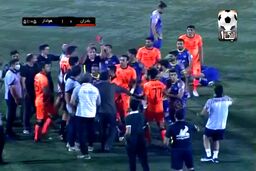 جنجال دیدار بادران و هوادار/ داور بازی نتوانست کنترل کند