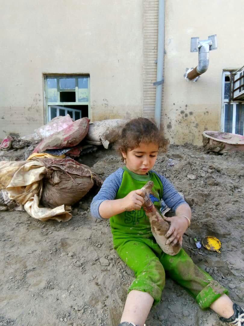 صحبت‌های دردناک دختربچه سیل زده برای جهادگران قرارگاه امام رضا (ع)