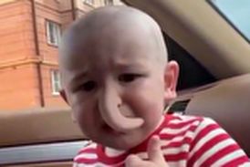 کودکی که با دیدن تصویرش در موبایل وحشت زده شد!