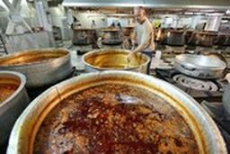  در آشپزخانه حرم امام رضا(ع) چه می‌گذرد؟