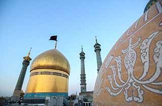 تعویض پرچم گنبد بارگاه حضرت معصومه(س) در شب اول محرم!
