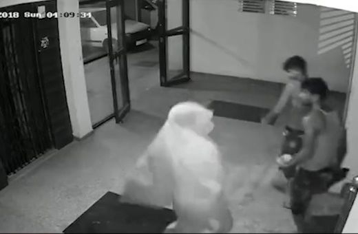 خوشحالی سارقان منزل مسکونی روبروی دوربین مداربسته!