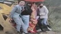 ایده جالب داماد عاشق برای نجات عروس از گل و لای 