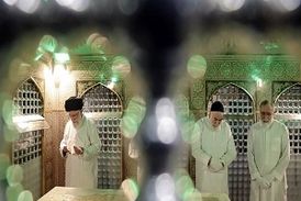 نماهنگ زیبای غبارروبی ضریح رضوی با حضور رهبر انقلاب و مراسم تعویض پرچم گنبد مطهر