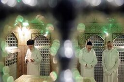 نماهنگ زیبای غبارروبی ضریح رضوی با حضور رهبر انقلاب و مراسم تعویض پرچم گنبد مطهر