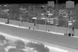 فرار پناهجویان غیرقانونی از اردوگاه در مرز آمریکا با مکزیک + فیلم 