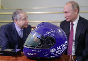 هدیه جالب رئیس فدراسیون جهانی اتومبیل‌رانی به ولادیمیر پوتین + فیلم 