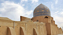 مسجدی با هزار سال قدمت و 24 محراب در ساوه