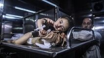 ویدئویی از بازی کردن نوزاد ۱۴ ماهه فلسطینی که بی گناه شهید شد