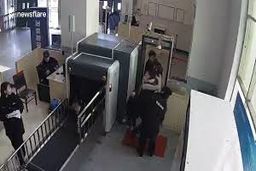  کودک یواشکی به داخل دستگاه ایکس ری رفت!