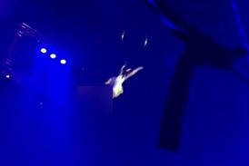 لحظه وحشتناک سقوط زن آکروبات باز از ارتفاع ۱۱ متری! 