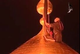 لحظه تعویض پرچم حرم امام حسین (ع) در کربلای معلی!