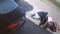 مقاومت سرسختانه یک زن در مقابل سارقان کیفش!