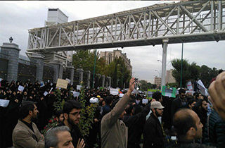 شعار دانشجویان پس از تصویب CFT در مقابل مجلس!
