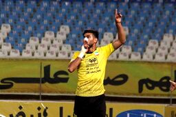 گل اول سپاهان اصفهان به گل گهر سیرجان توسط شهریار مغانلو 
