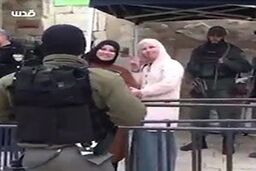  لبخند تحقیرآمیز دو بانوی فلسطینی به نظامیان رژیم صهیونیستی