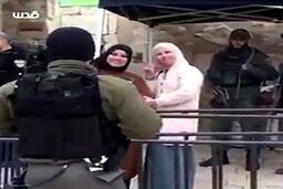  لبخند تحقیرآمیز دو بانوی فلسطینی به نظامیان رژیم صهیونیستی