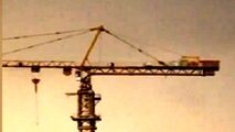 نماز خواندن یک کارگر بر روی بزرگترین جرثقیل در ونک