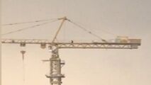 نماز خواندن یک کارگر بر روی بزرگترین جرثقیل در ونک