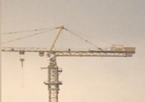 نماز خواندن یک کارگر بر روی بزرگترین جرثقیل در ونک
