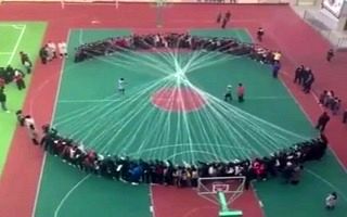 صحنه‌ای از طناب بازی جالب به سبک چینی 