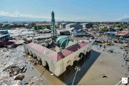 عکس‌العمل نمازگزاران در لحظه وقوع زلزله ۷.۵ ریشتری اندونزی