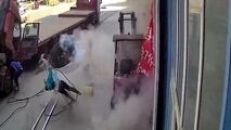 ویدیو/لاستیک تریلی ترکید مادر با بچه‌اش به آسمان پرتاب شد/ اتفاق  هولناک!