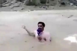 خبرنگار هندی روی دست حسینی بای زد!