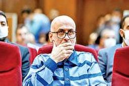 مبهوت شدن چهره طبری هنگام آشکار شدن واقعیت پس از قسم‌های دروغی که در دادگاه خورده بود