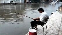 ماهیگیری با قلاب در خیابان!!