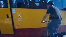 برخورد دردناک دوچرخه با قطار