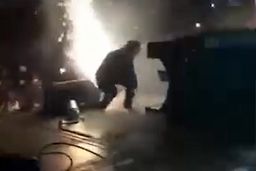 خواننده روی سن حادثه آفرید