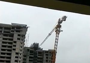 سقوط جرثقیل ساختمانی بر روی خانه‌ها بر اثر وزش باد شدید