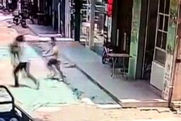 لحظه ربوده شدن کودک در مقابل رستوران پدرش