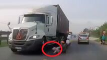 فداکاری مادر شجاع برای جلوگیری از له‌شدن فرزندش زیر کامیون