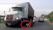 فداکاری مادر شجاع برای جلوگیری از له‌شدن فرزندش زیر کامیون