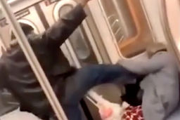 ضرب و شتم زن سالخورده توسط مرد جوان در مترو!