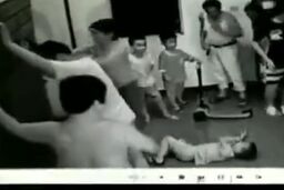  کمد افتاد، بچه زیرش له شد