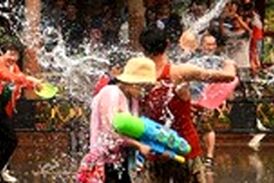 آب بازی چینی‌ها برای کسب ثروت و شادی!