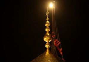 لحظه بر افراشته شدن پرچم سیاه عزا بر فراز گنبد مطهر حرم امام حسین (ع)