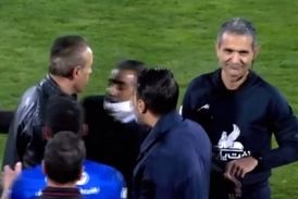 عصبانیت شدید گل محمدی و حمله به داور دربی