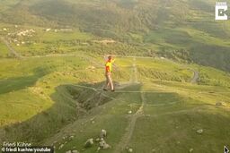 ماجراجویی دلهره آور جوان آلمانی در ارتفاع ۳۲۰ متری!