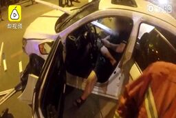 اعتیاد شدید راننده به تلفن همراهش حادثه آفرید!