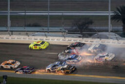 برخورد 19 ماشین رالی در مسابقات اتومبیل‌رانی