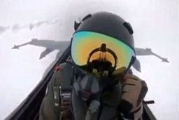 لحظه برخورد صاعقه با خلبان F-18