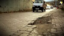 مردی که دشمن چاله های خیابان است!