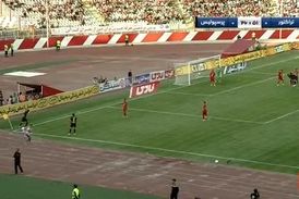 برخورد سنگ تماشاگران تراکتور به بازیکن خودی/ فیلم