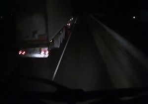 تصادف وحشتناک یک خودرو با دو تریلی در شب