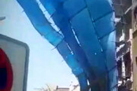 سقوط داربست‌ فلزی‌ ساختمان چند طبقه در بازار ته‌لنجی‌ آبادان